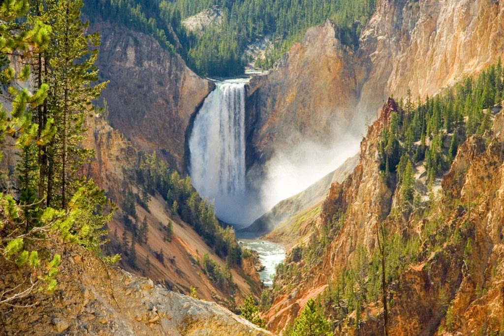 visit yellowstone national park