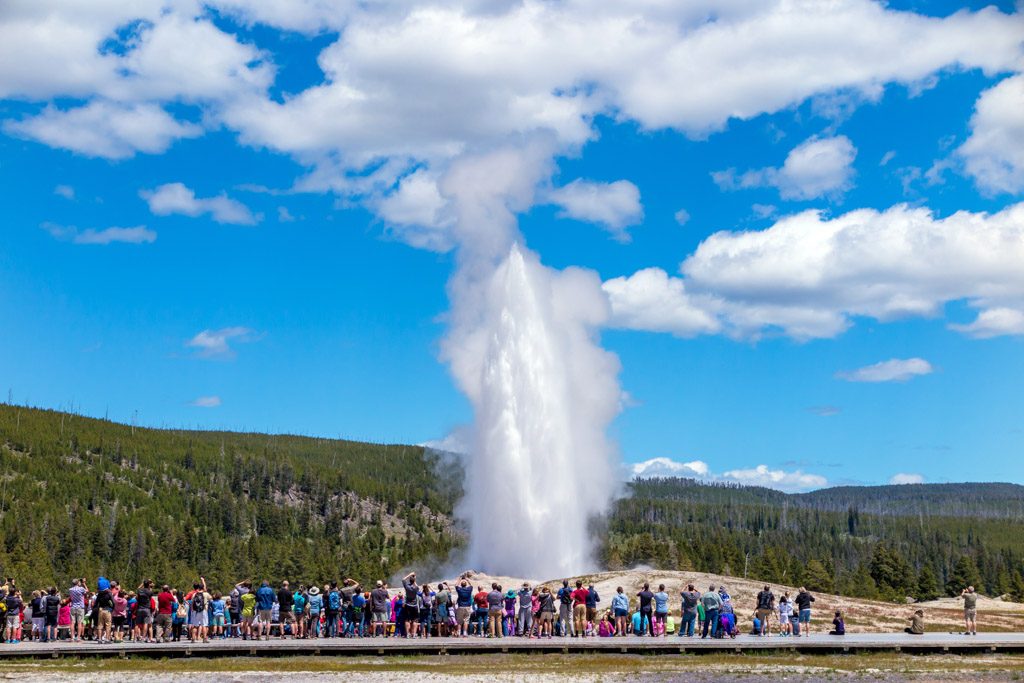 visit yellowstone national park